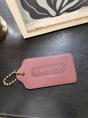 COACH oversized hang tag in Maple
